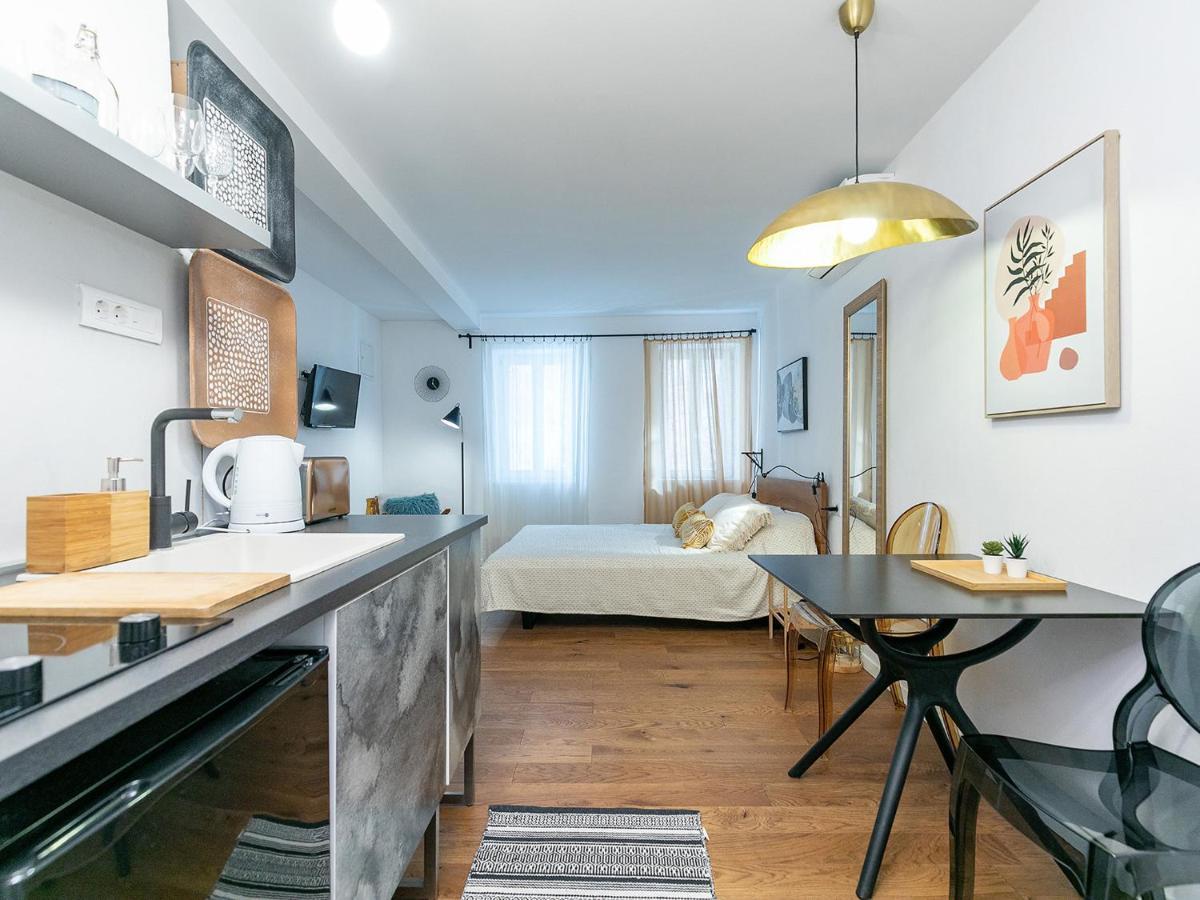 Stylish Studio Apartment By Irundo ロヴィニ エクステリア 写真