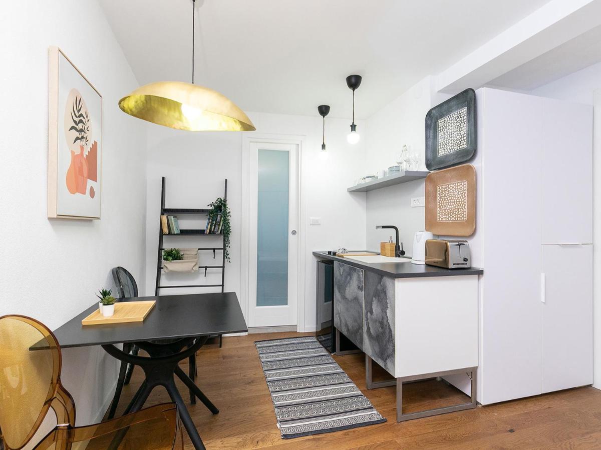 Stylish Studio Apartment By Irundo ロヴィニ エクステリア 写真